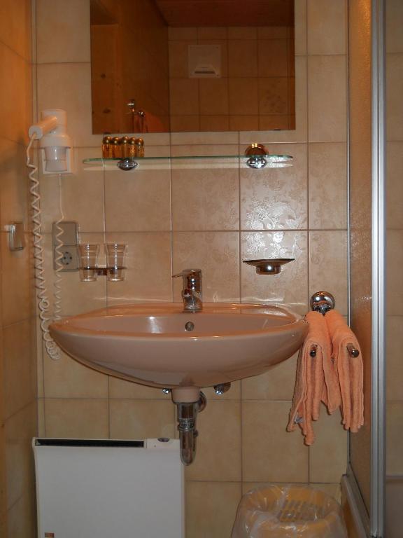 Gasthaus Raiffeisen Hostal Innervillgraten Habitación foto