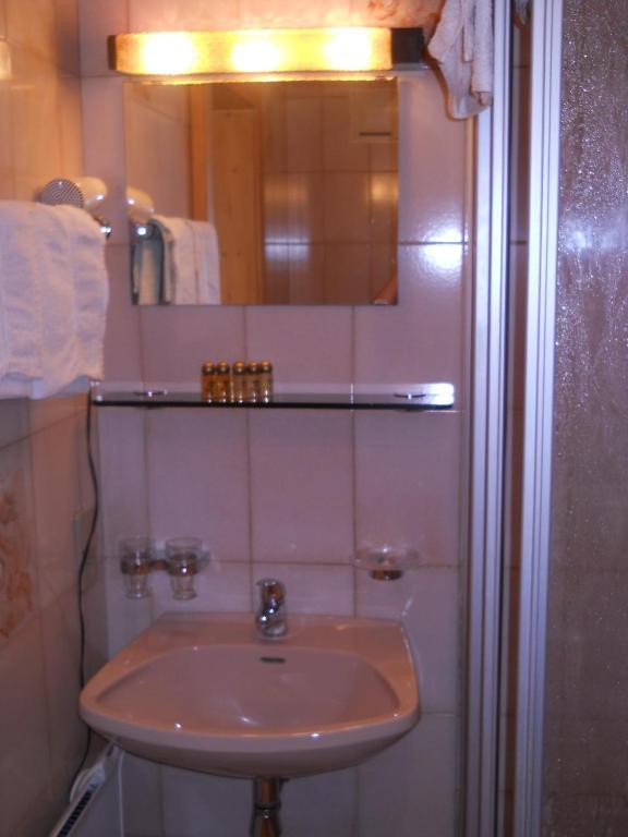 Gasthaus Raiffeisen Hostal Innervillgraten Habitación foto